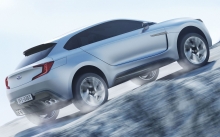 Серебристая Subaru Viziv Concept поднимается на крутой подъем